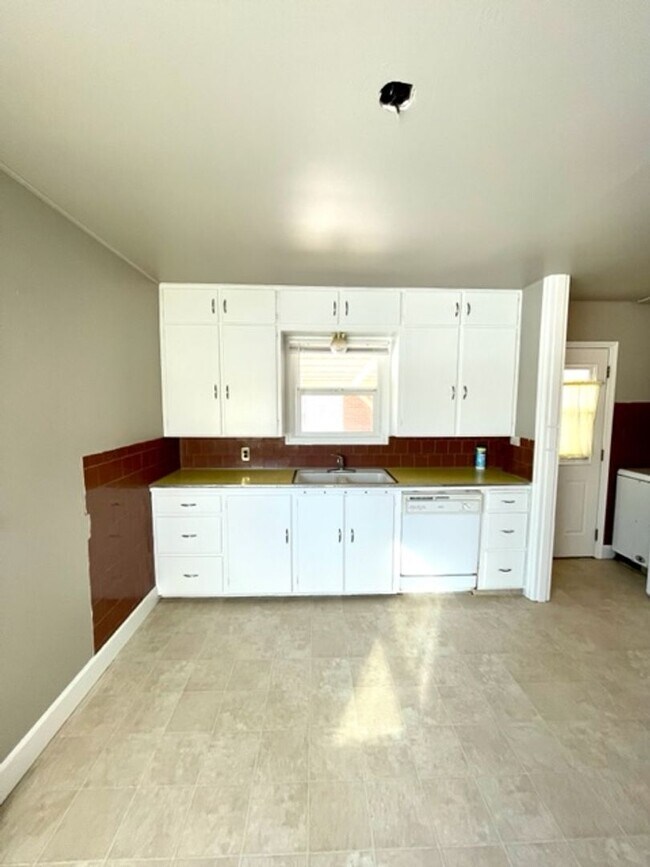 Building Photo - Charming Downtown Redmond Home with Huge Fenced Yard & Garage!