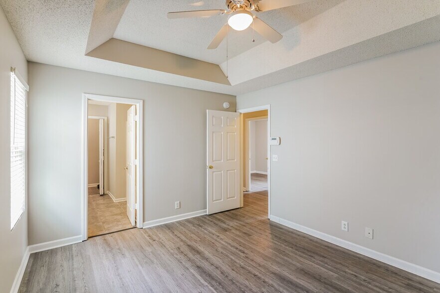 Building Photo - 1515 Rochester Dr