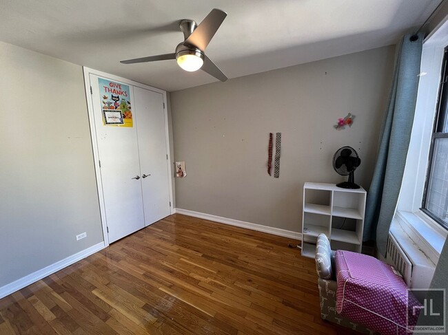 Building Photo - Top Floor 2BR 1BA w/ Bonus Nook, Five Cali...