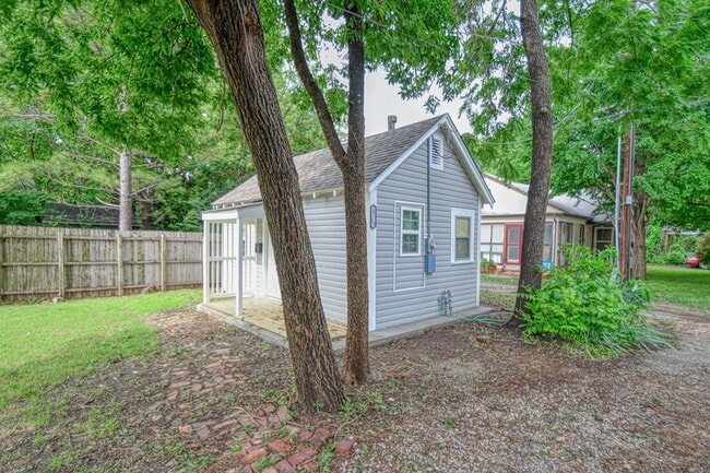 Building Photo - Charming Bungalow!