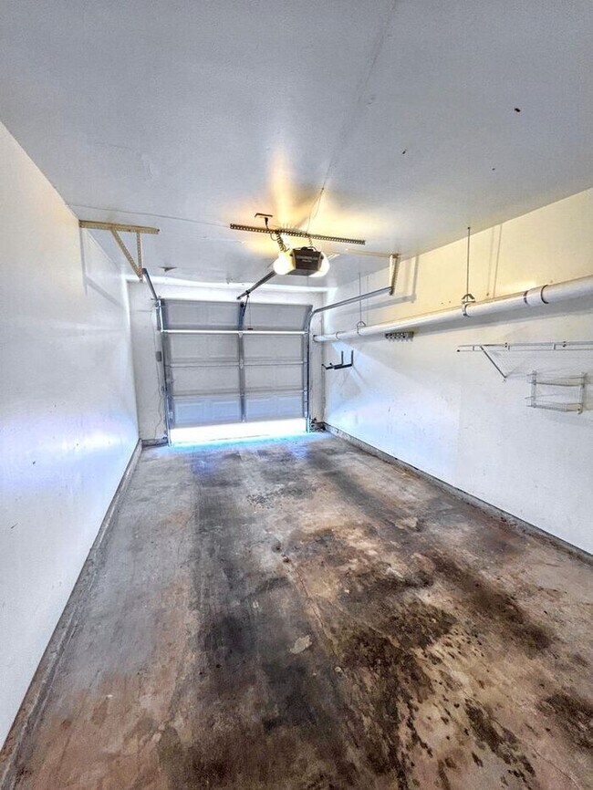 Building Photo - Charming 2-Bedroom Condo with Modern Ameni...