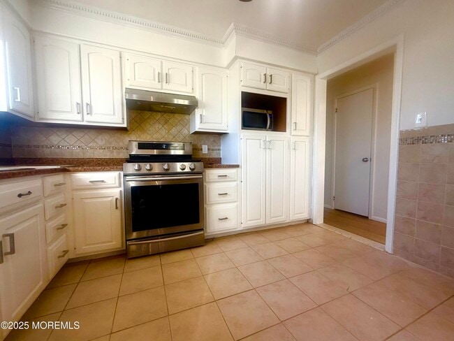 Building Photo - 117 Greymoor Rd