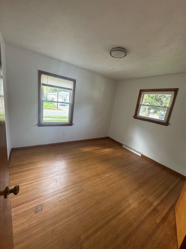 Building Photo - 2 Bed/1.5 Bath Home For Rent on Cynthia Lane - FIRST MONTH FREE WITH 13 MONTH LEASE!