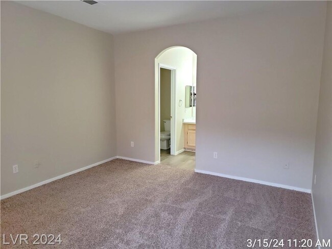 Building Photo - 2ND FLOOR 1 BED, 1 BATH UNIT ON THE SOUTH ...