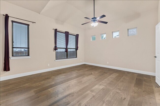 Building Photo - Ready for Immediate Move-In!  4 Bed 3 Bath Renovated 2605 SQFT House in Reserves at Westridge