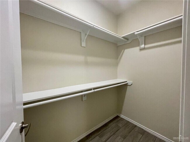 Building Photo - 5106 N Hiawatha Dr