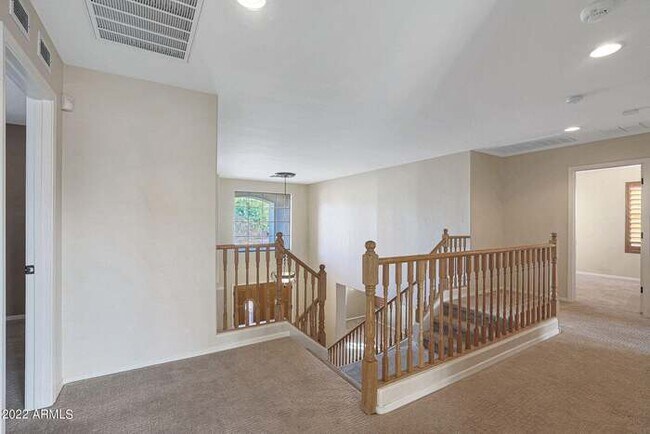 Building Photo - Beautiful 5 bedroom w/pool!