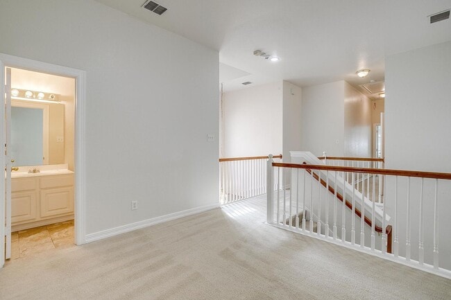 Building Photo - Amazing Town Home in Arlington Heights- West Fort Worth Living- 3 Bed, 2.5 Bath- 76107