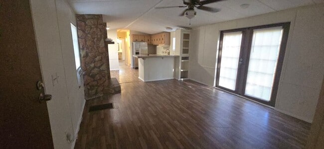 Building Photo - Model: Crown