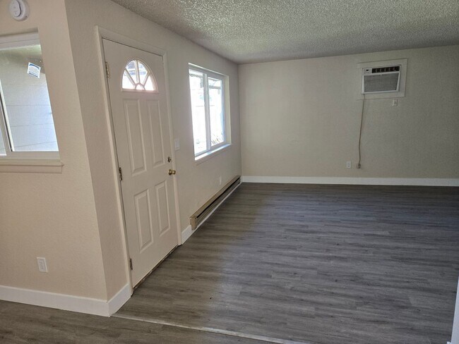 Building Photo - Newly remodeled 3 bedroom 2 bath