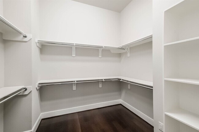 Building Photo - 4015 Lillian St