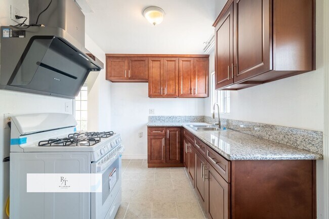 Building Photo - Prime Location Apartment with Remodeled Ki...