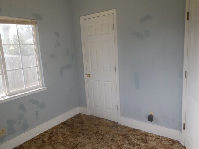 Building Photo - 3 Bedroom / 1 Bath House