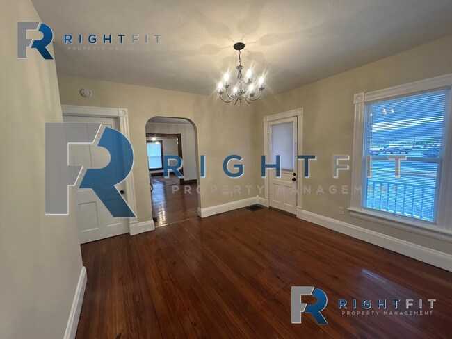 Building Photo - Victorian Charm in the Historic District