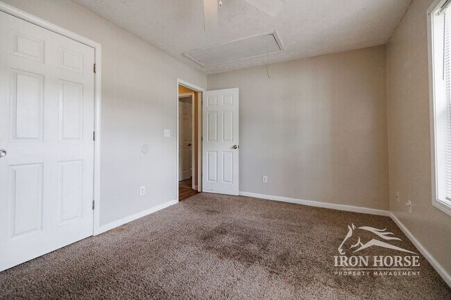 Building Photo - 605 Baron Dr