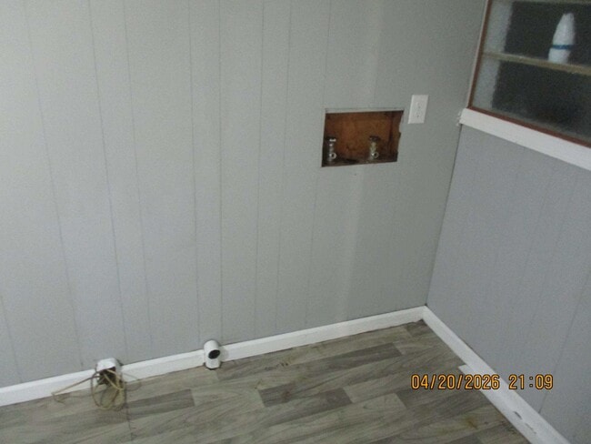 Building Photo - 1906 W Whitney Ave