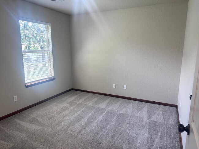 Building Photo - 108 SE Rose Garden Ln