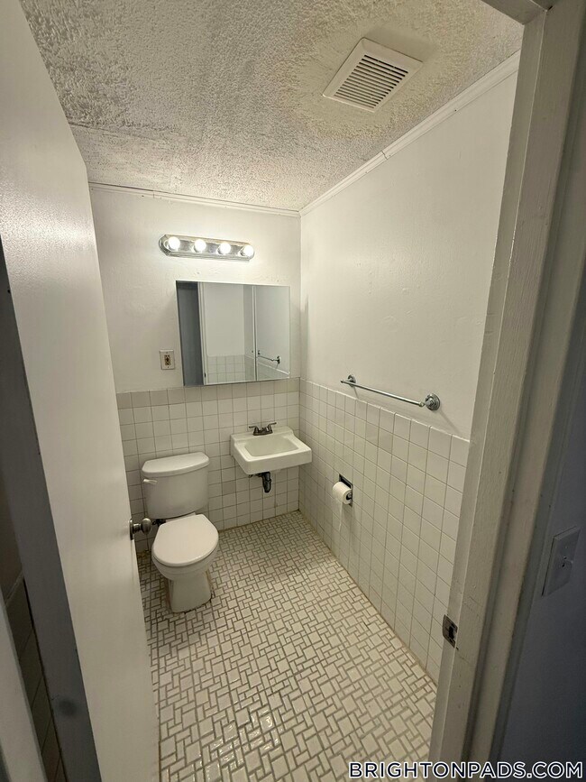 Building Photo - 140 Kenrick St