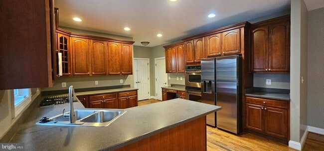 Building Photo - 123 Van Gogh Terrace