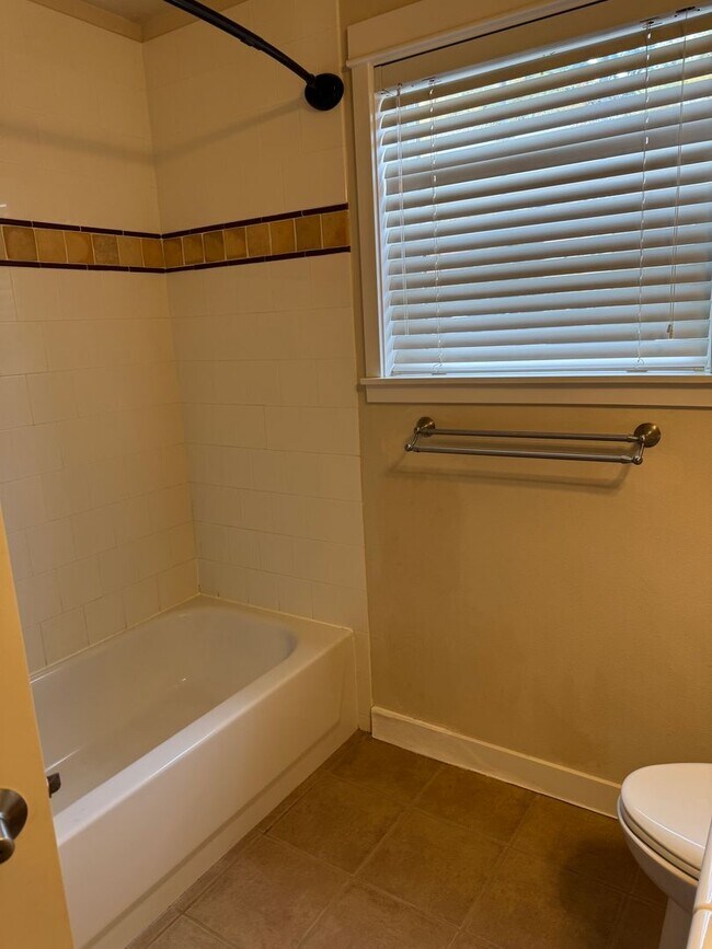 Building Photo - Issaquah 1bed Condo