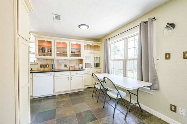 Building Photo - 201 Meadowlawn St