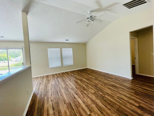 Building Photo - 3038 Regency Oaks Dr