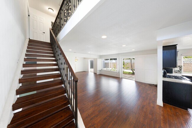 Building Photo - Gorgeous Cul-De-Sac Huntington Beach Home  — Biking Distance to the Beach!