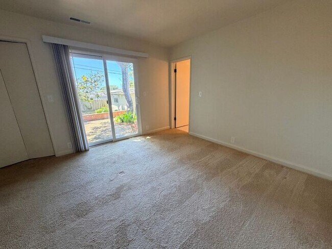 Building Photo - 3 Bed and 3 Bath Home Located Off of Forest Ave