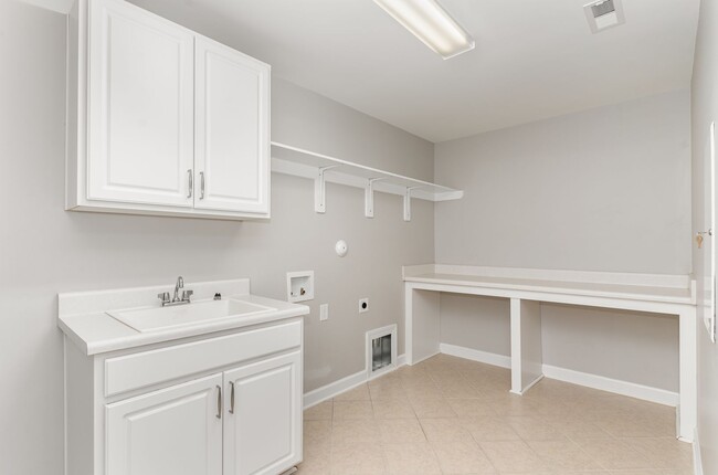 Building Photo - Gorgeous 5 Bedroom Home with First Floor I...