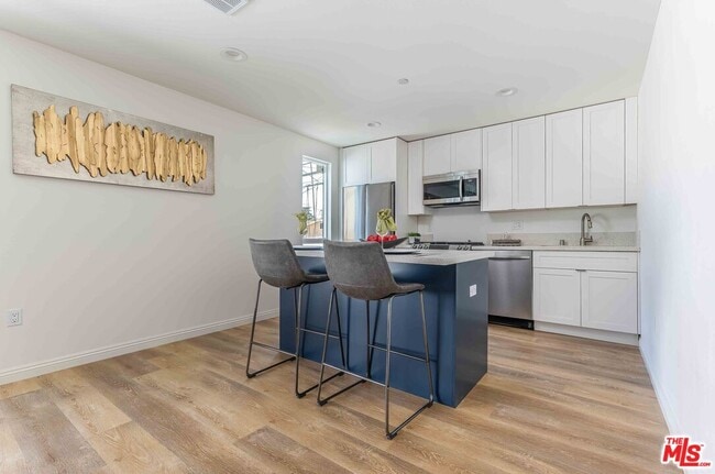 Building Photo - 815 N Kingsley Dr