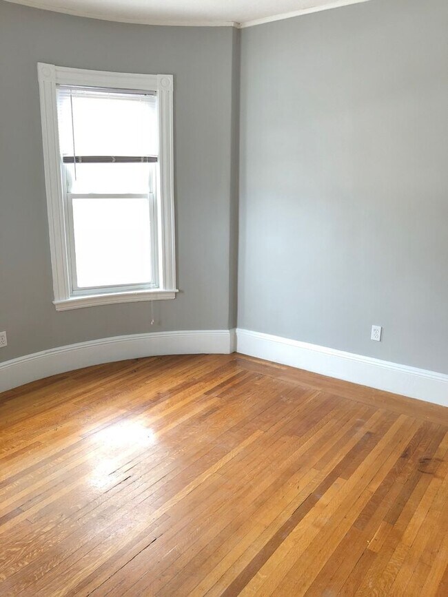 Building Photo - 4Br/2Bth, Great location, close to Wentwoth, Orange Line, Laundry in UNIT!
