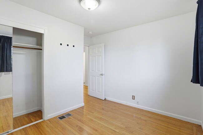 Building Photo - 933 Barstow Ct