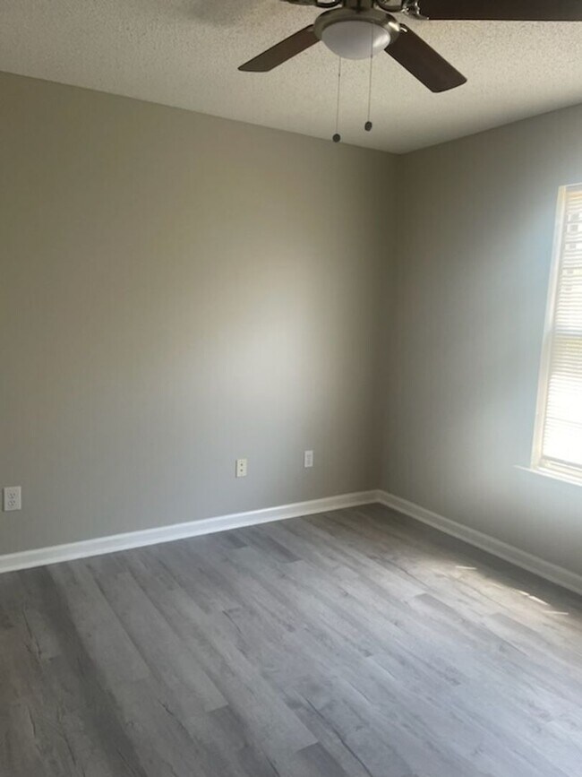 Building Photo - 203 Kitts Dr