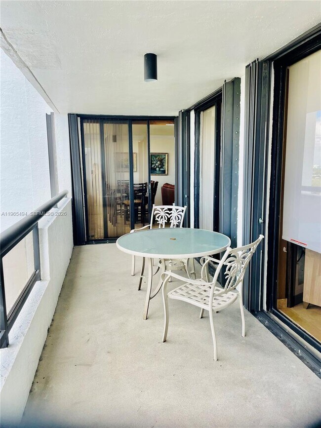 Building Photo - 2555 Collins Ave