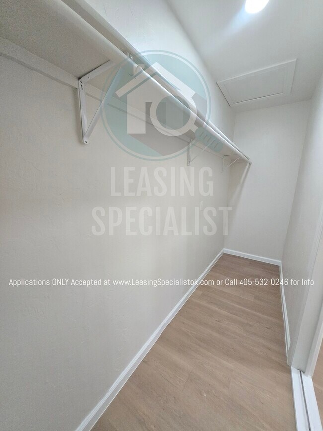 Building Photo - Spacious Village 3 Bed 2 Bath Home!