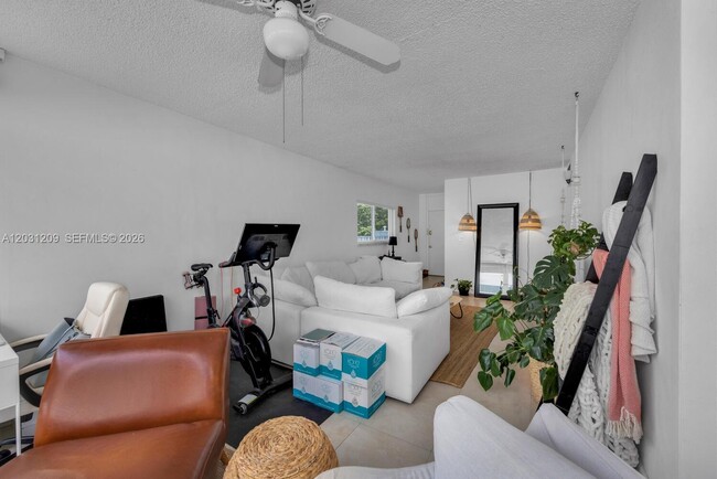 Building Photo - 2539 Bayshore Dr