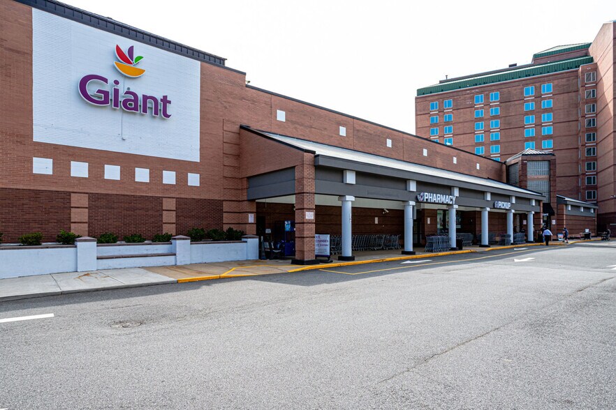 Giant Grocery - Next Block - 3515 Washington Blvd