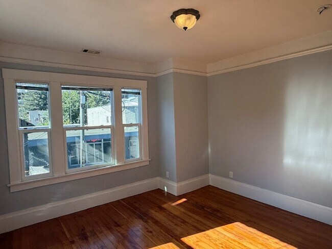 Building Photo - 513 2nd Ave