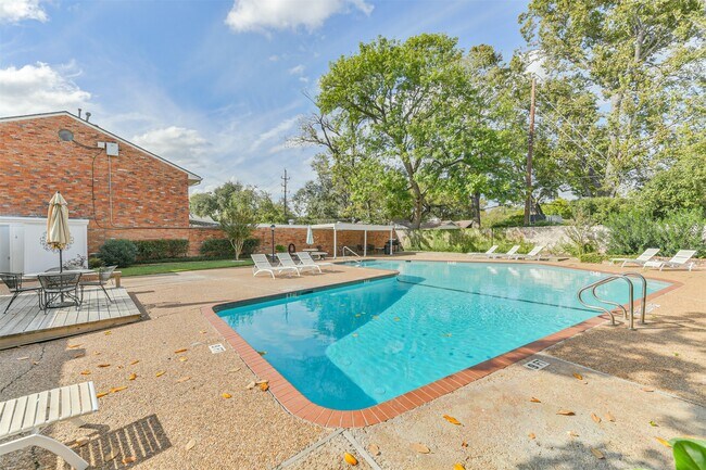 Building Photo - 2505 Watertown Mall St