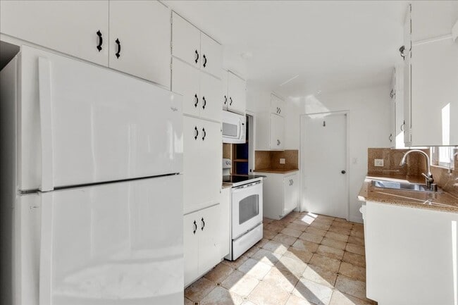 Building Photo - Three bedroom Carmel Home near ocean - Early May