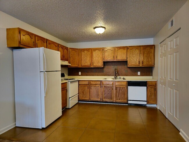 Building Photo - Gorgeous 4 bed 2 bath unit available soon!