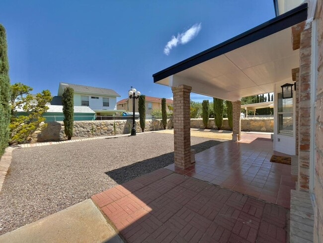 Building Photo - Great Location