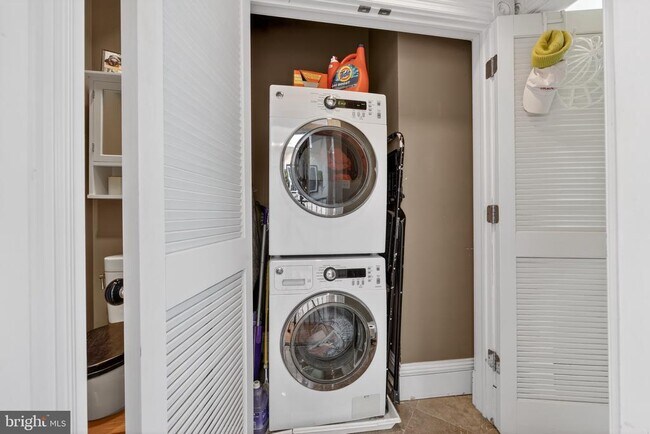 Building Photo - 1731 Riggs Pl NW