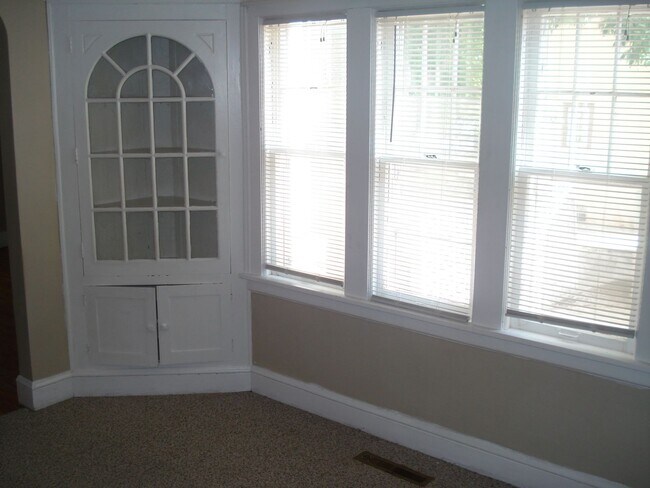 Building Photo - 400-402 Burr