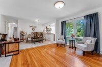 Building Photo - 521 Woodhaven Dr