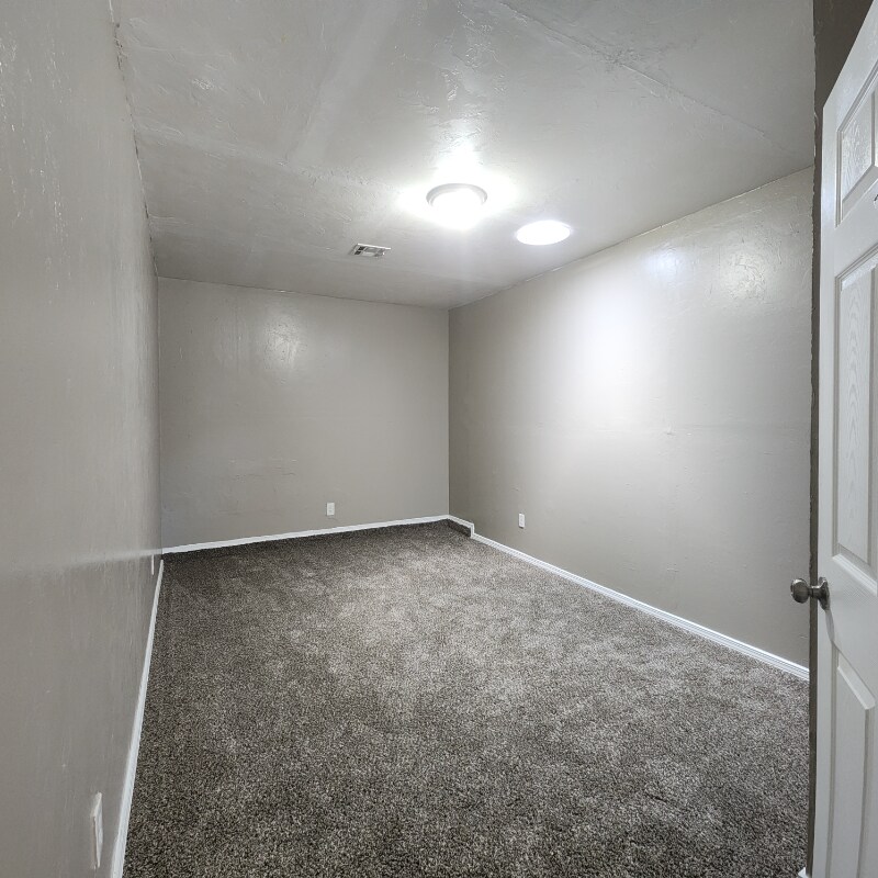 Building Photo - 908 Moraine Ave
