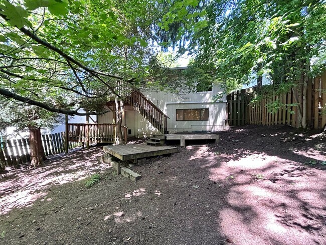 Building Photo - Large 3 Bed, 2 Bath, Sanctuary!