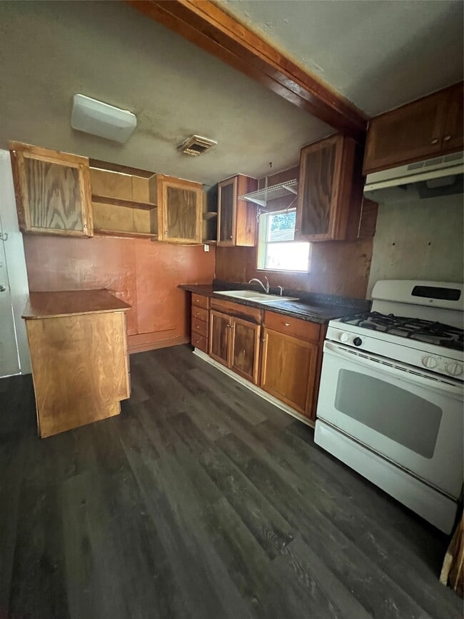 Building Photo - 122 W Pecan Ln