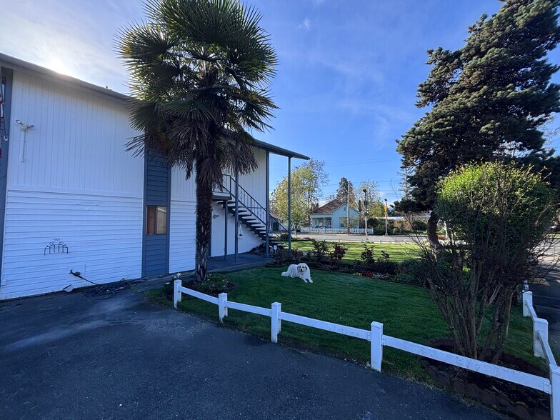 Building Photo - 205 SW Booth St