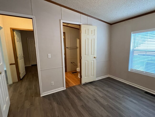 Building Photo - Cedar Lane